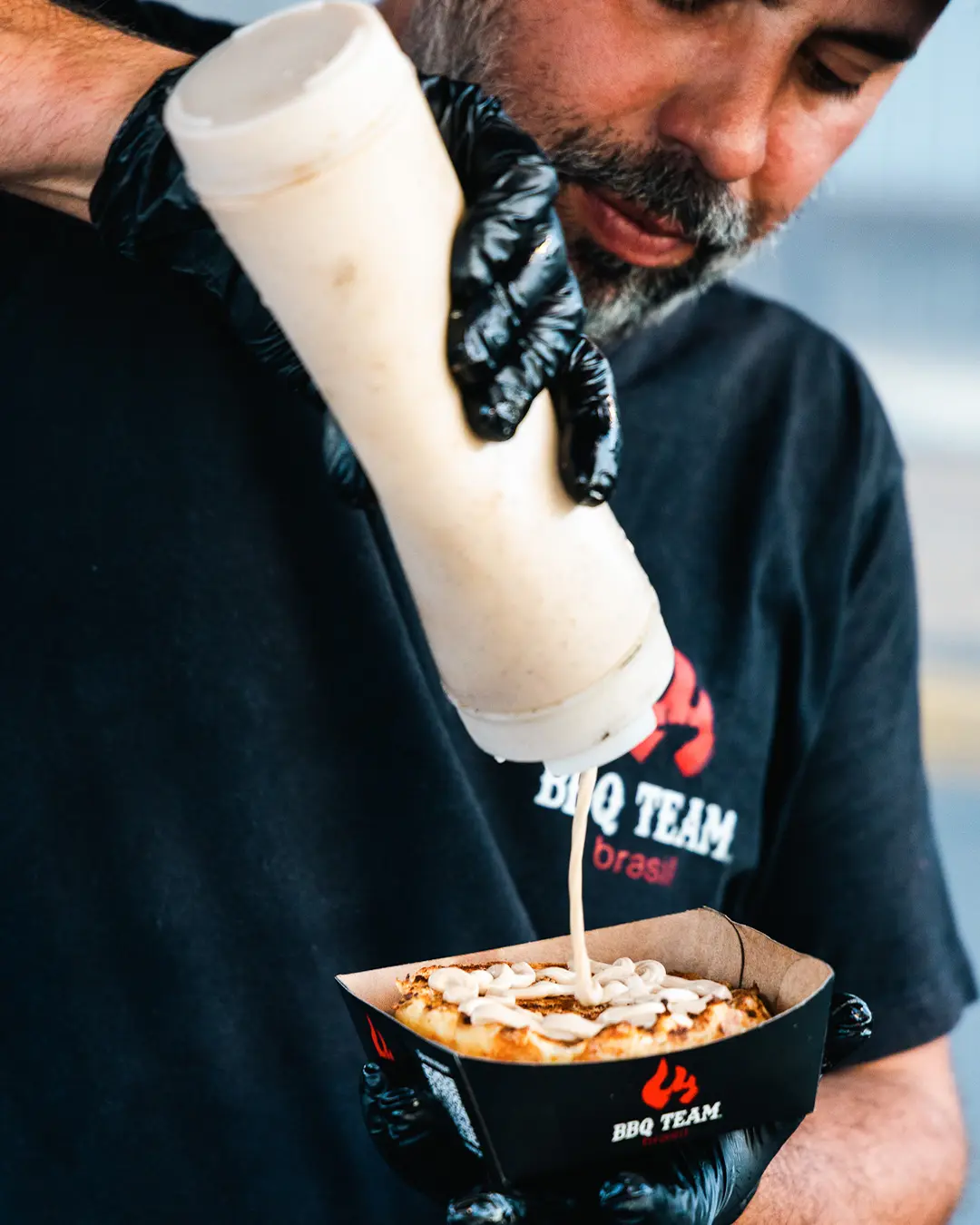 Finalização de prato pela equipe BBQ Team Brasil
