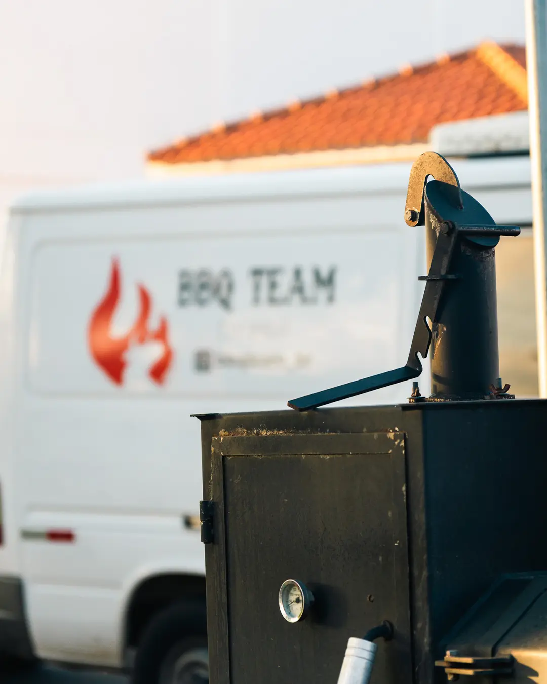 Pit smoker e estrutura do BBQ Team Brasil