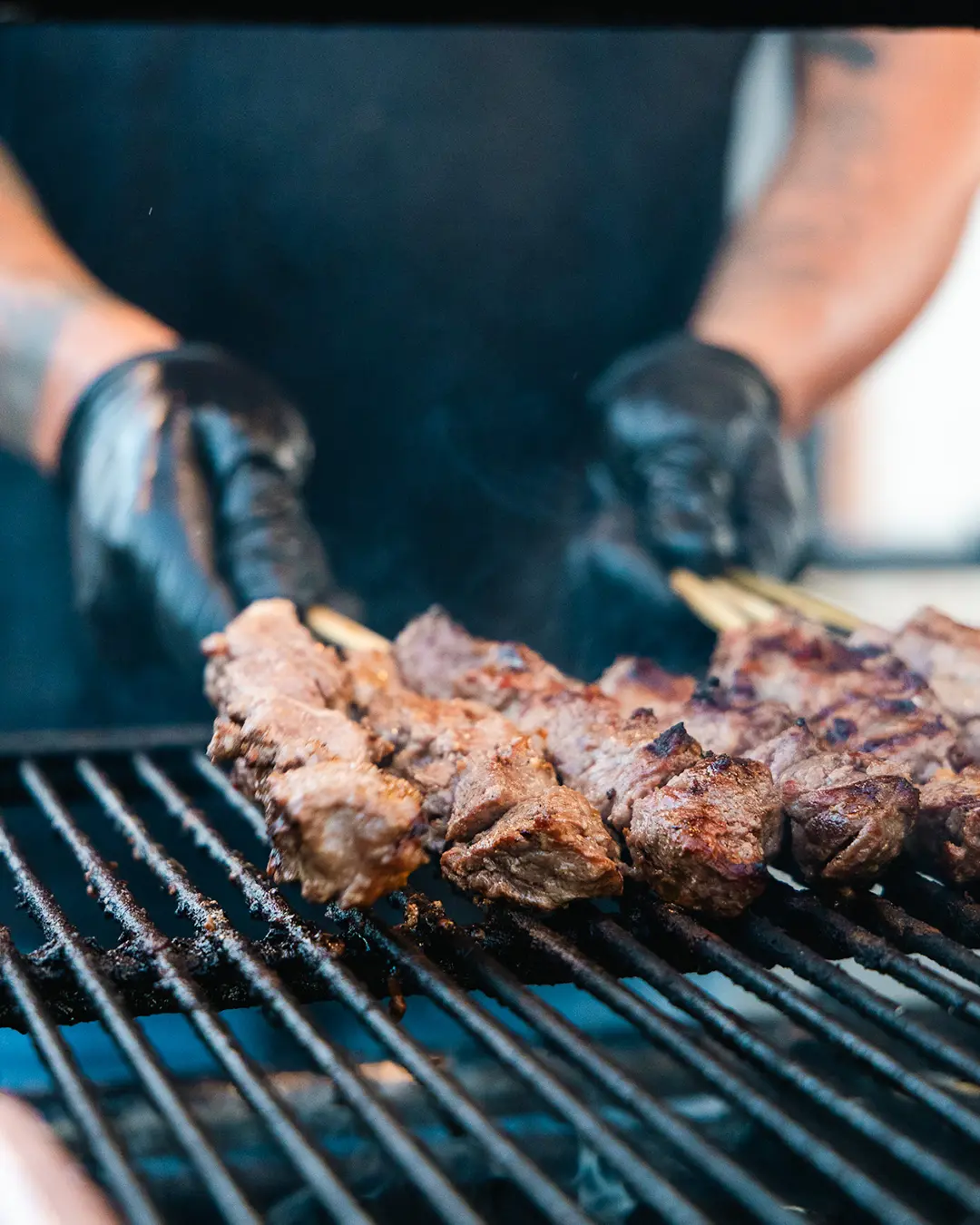 Preparo de espetos de carne na grelha