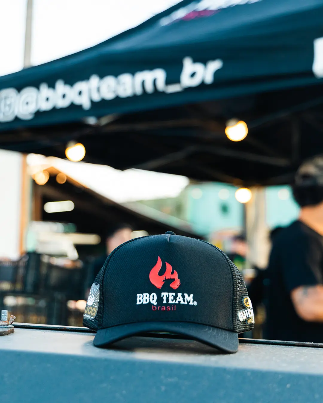 Boné do BBQ Team Brasil na estrutura do evento
