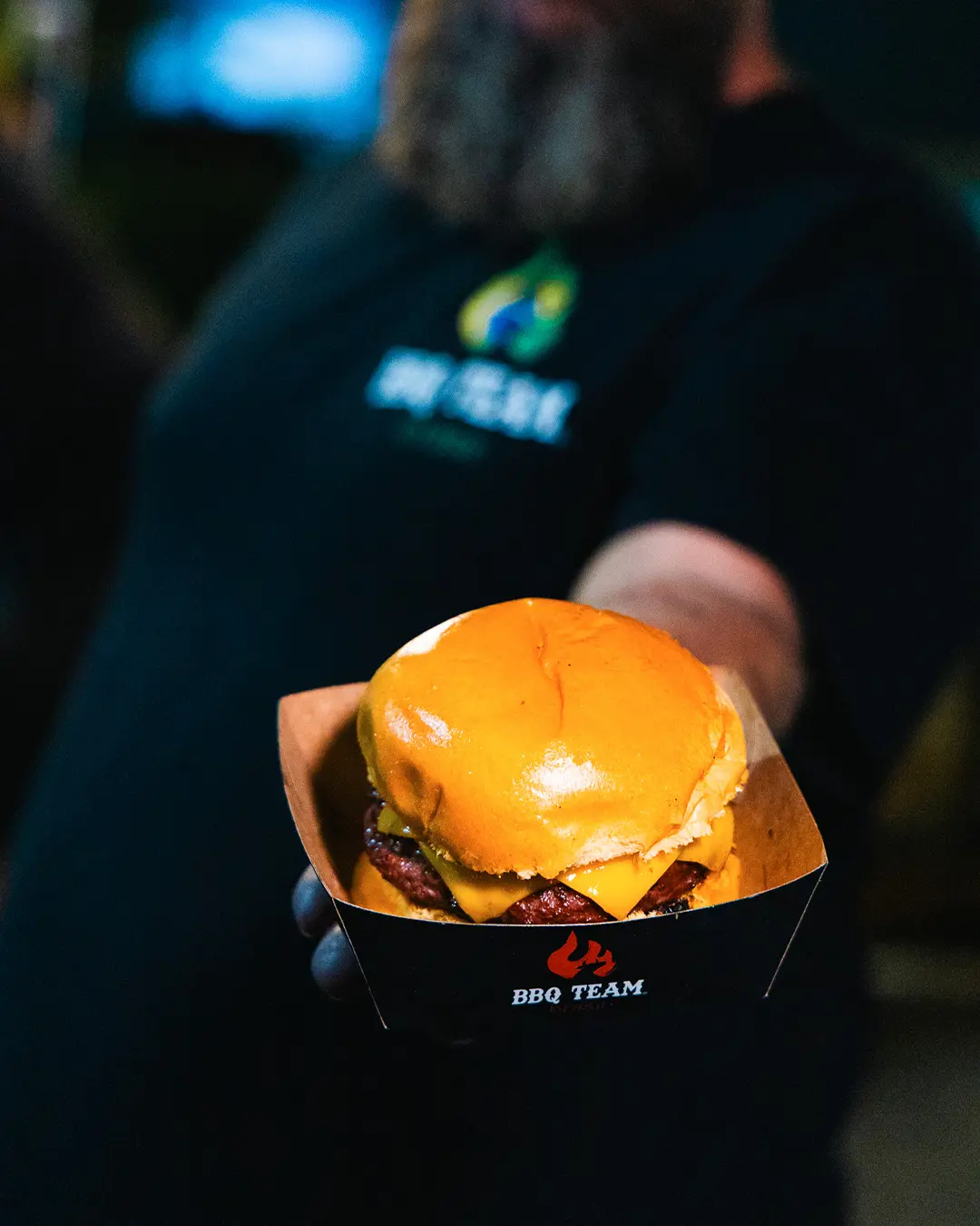 Burger servido pela equipe BBQ Team Brasil
