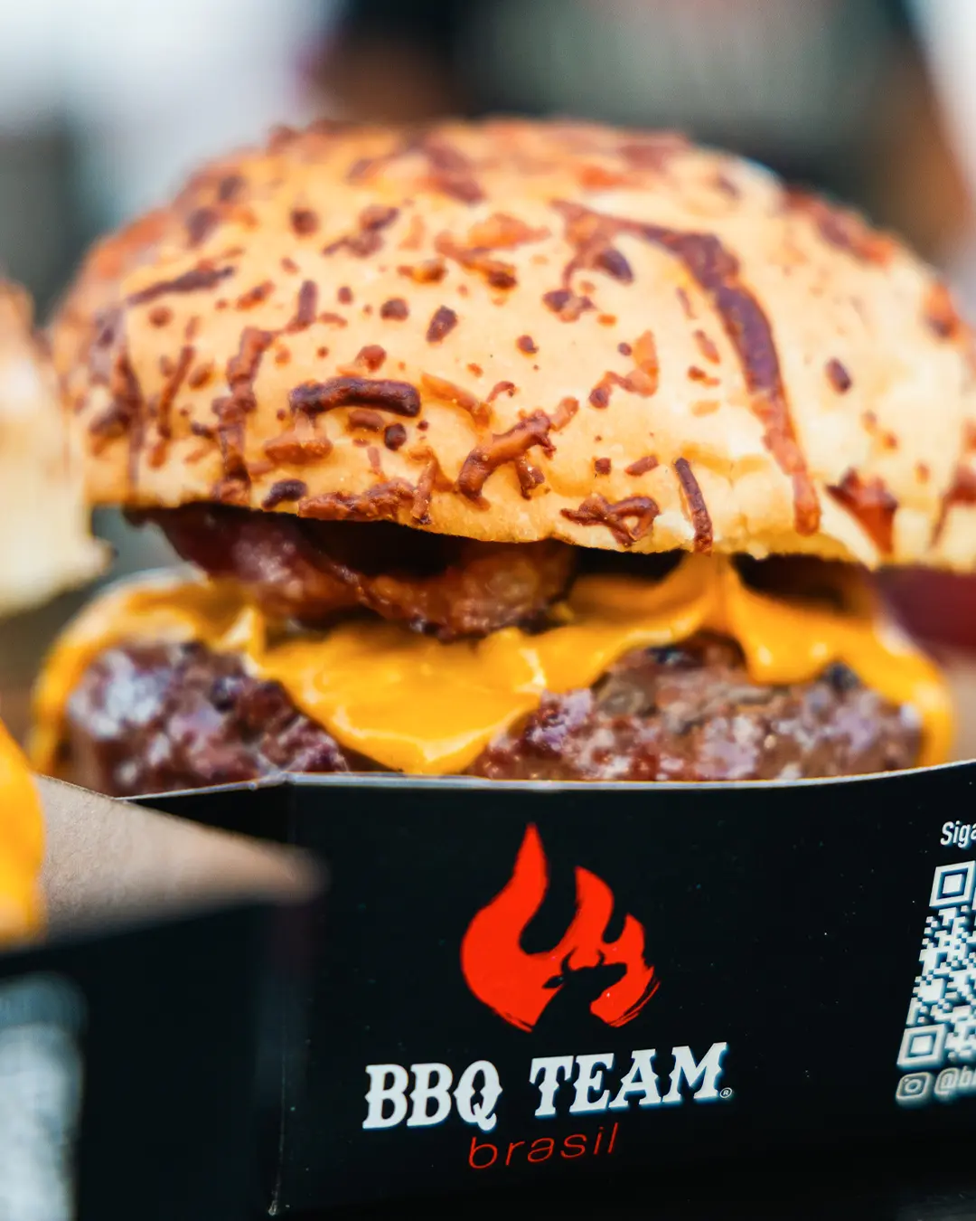 Burger com queijo na embalagem do BBQ Team Brasil