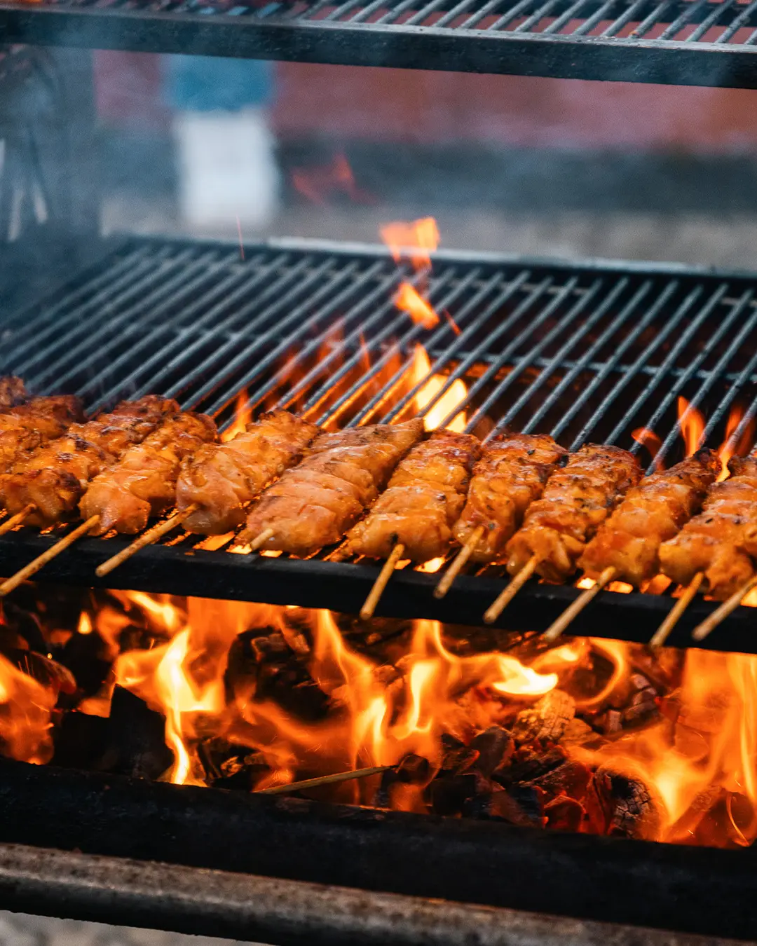 Espetinhos na brasa com fogo vivo